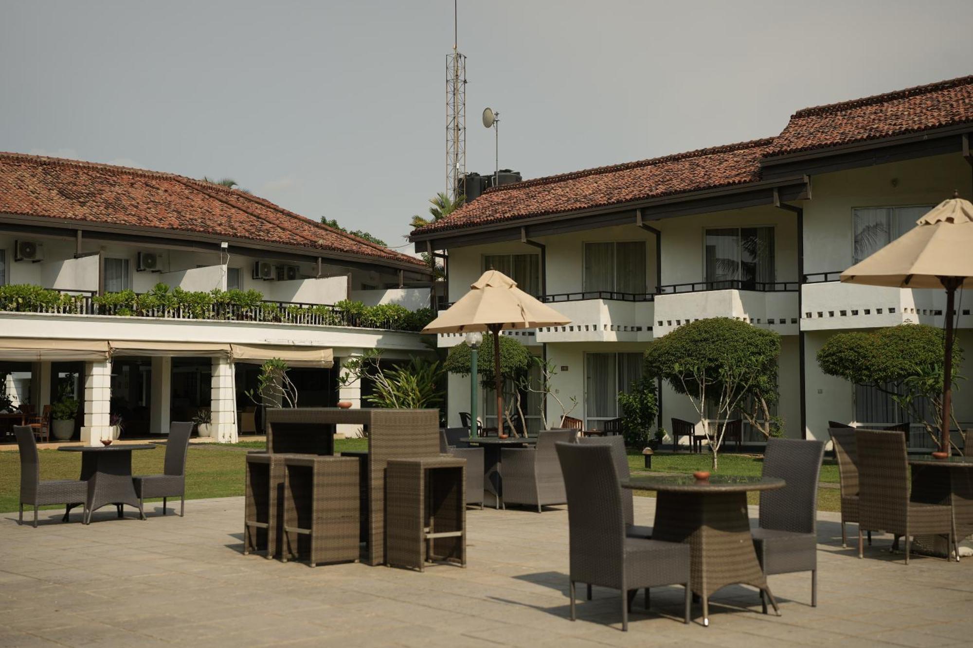 Hibiscus Beach Hotel & Villas Kalutara Bagian luar foto