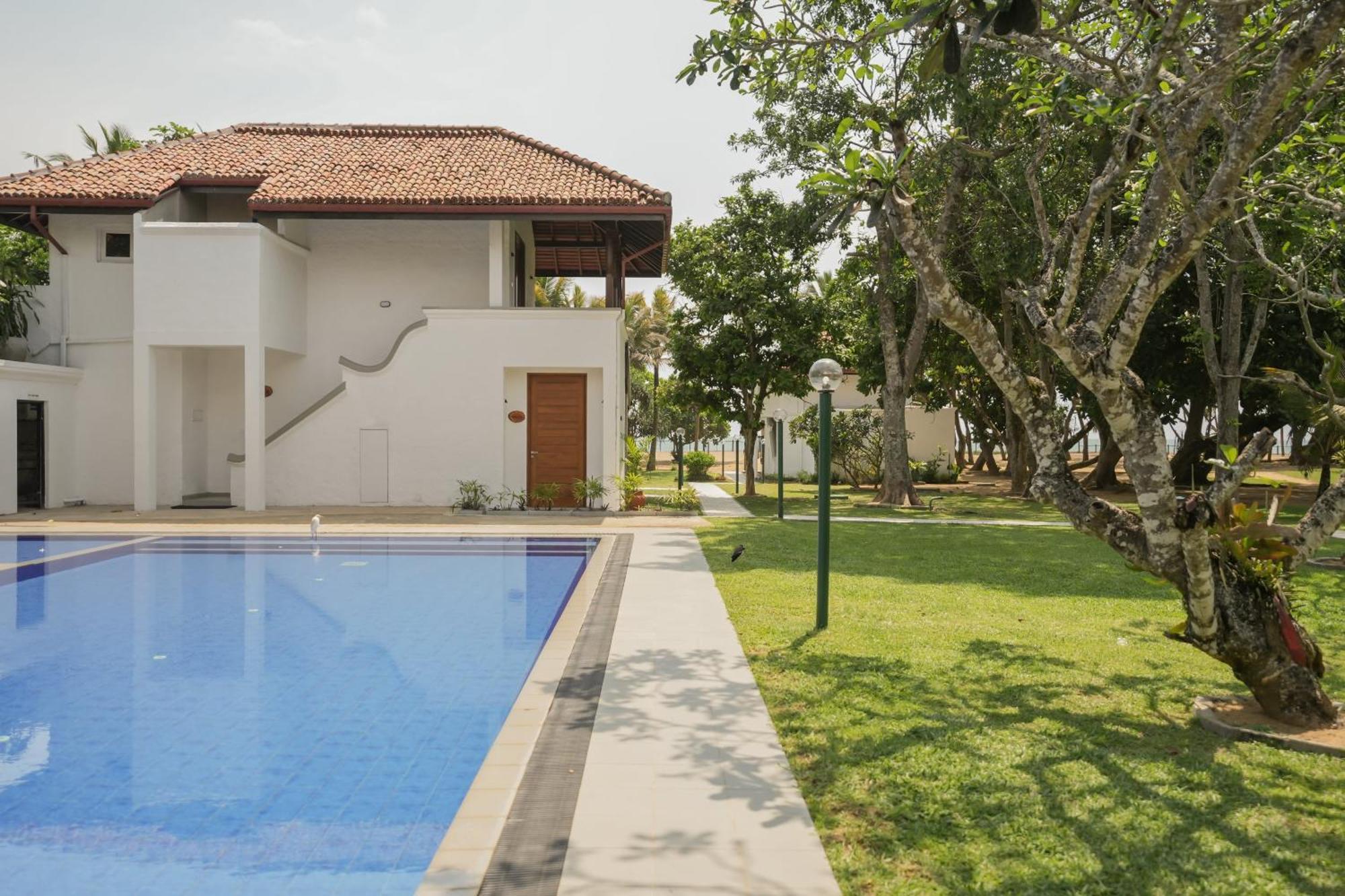 Hibiscus Beach Hotel & Villas Kalutara Bagian luar foto